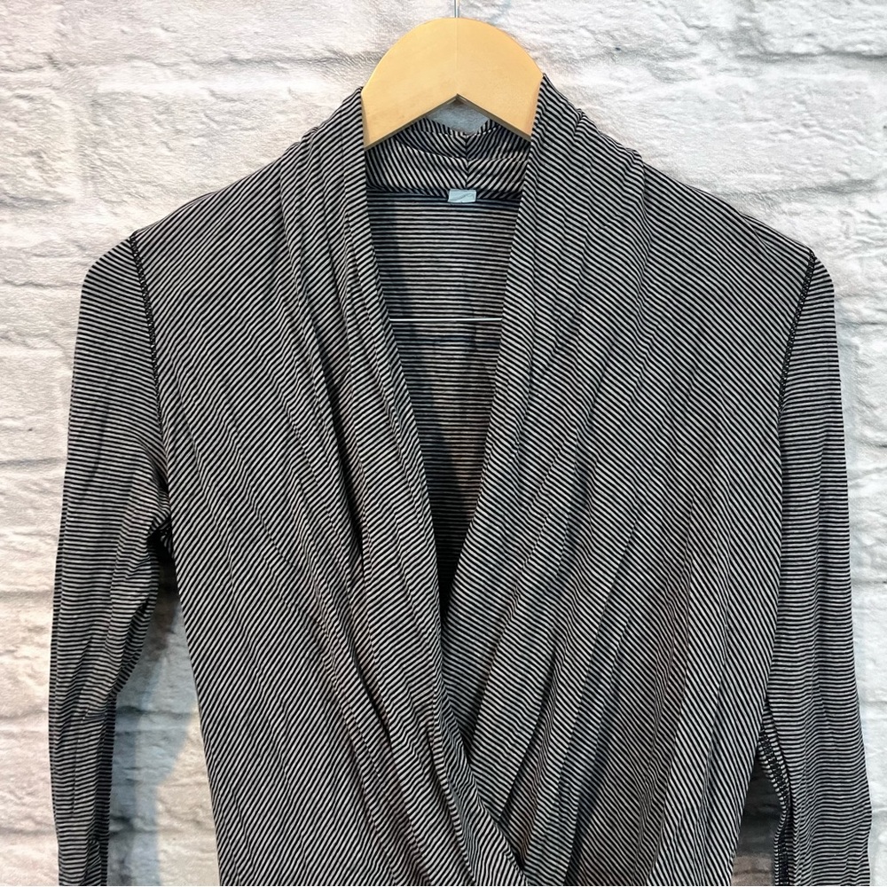 Lululemon Size 4 Radiant Long Sleeve Tonka Stripe Black Heathered Medium Grey - Picture 4 of 16